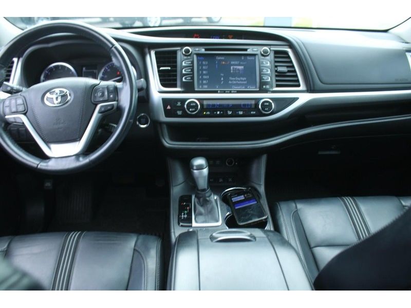 2018 Toyota Highlander SE photo 11