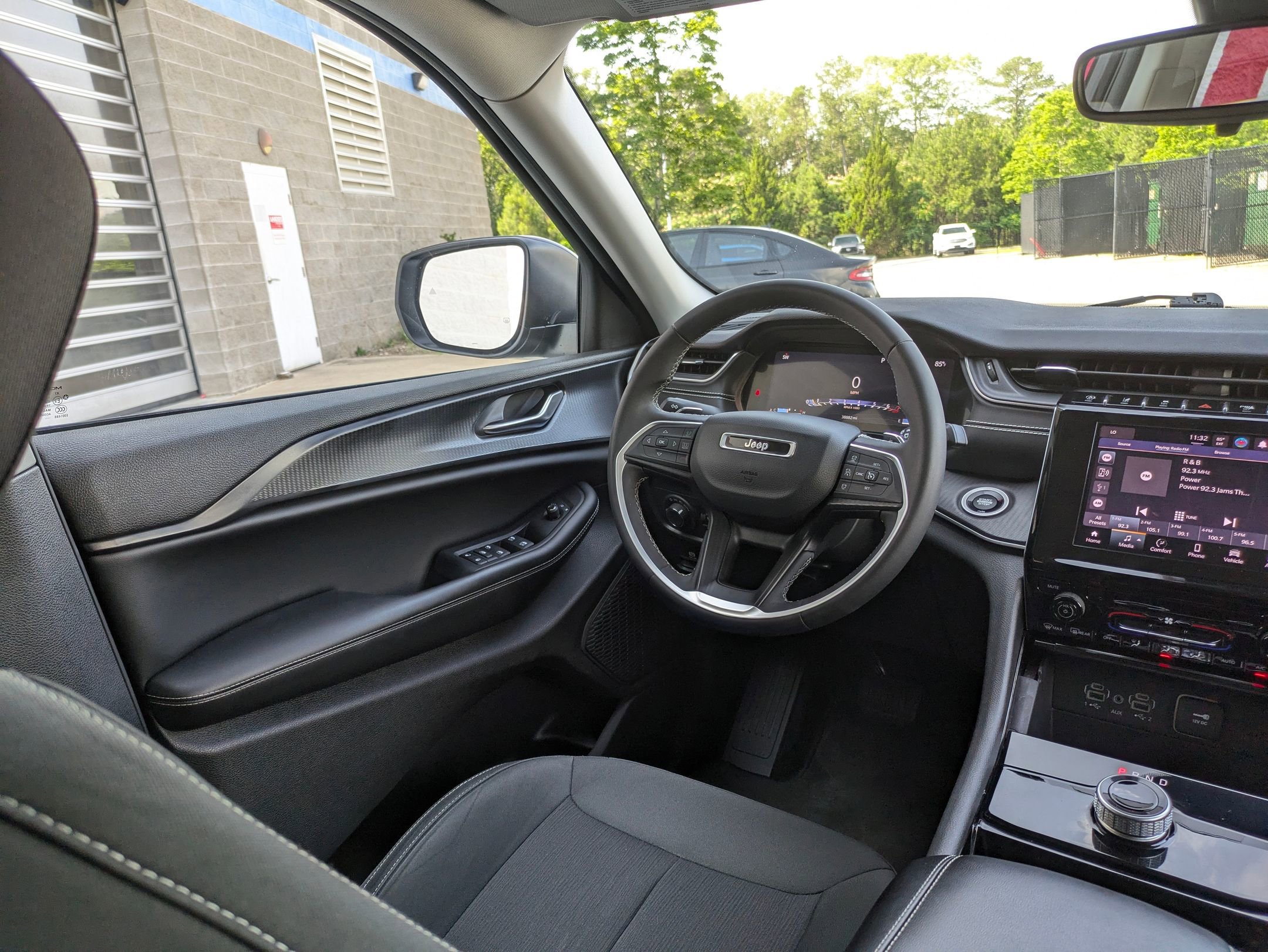 2023 Jeep Grand Cherokee Laredo photo 9