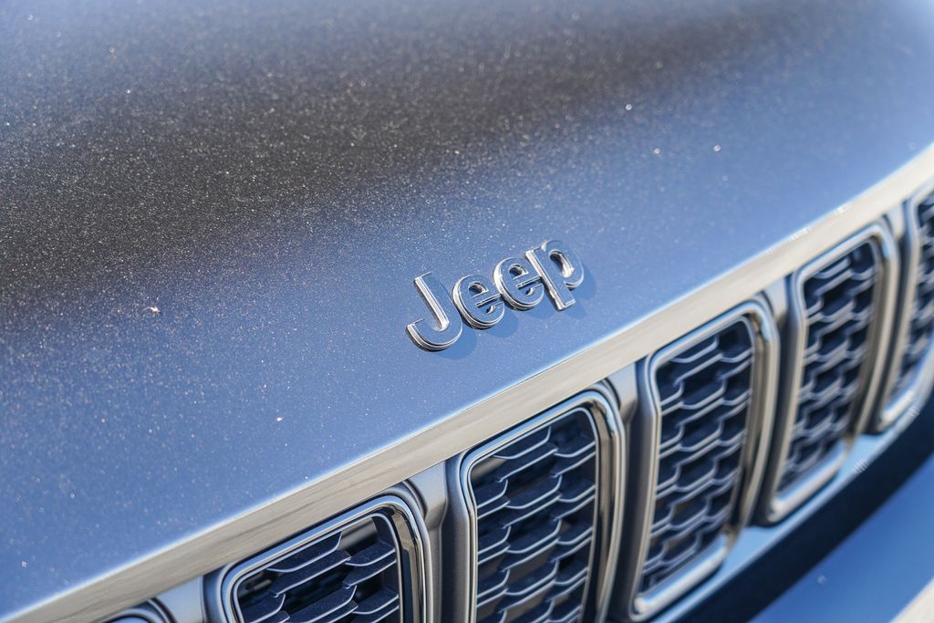 2025 Jeep Grand Cherokee Limited photo 4