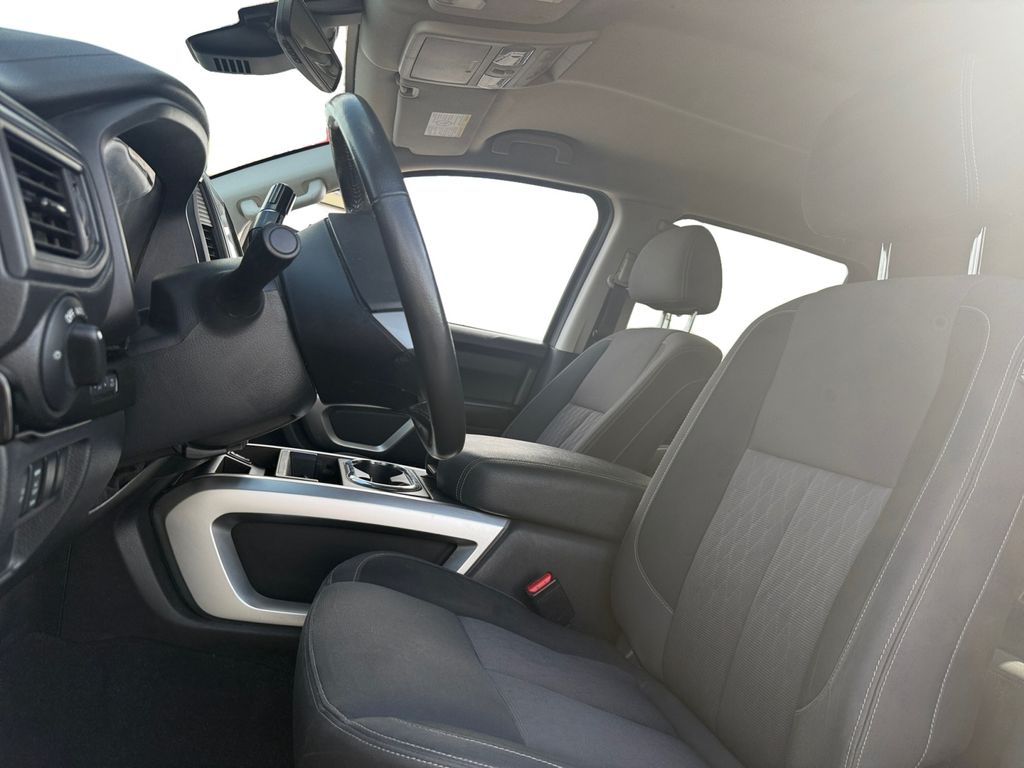 2023 Nissan Titan SV photo 9