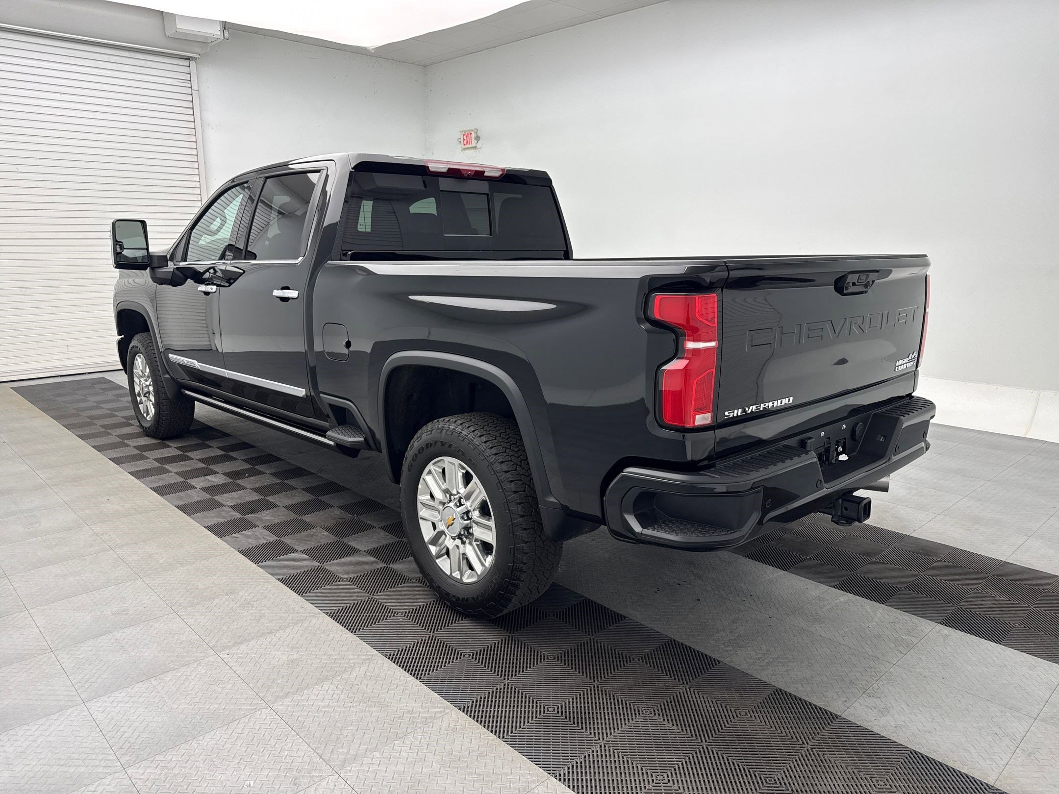 2025 Chevrolet Silverado High Country photo 3