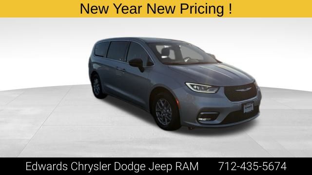 2026 Chrysler Pacifica Select's photo