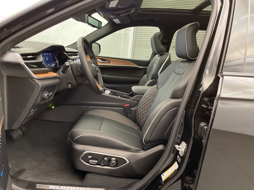 2025 Jeep Grand Cherokee L Summit Reserve photo 12