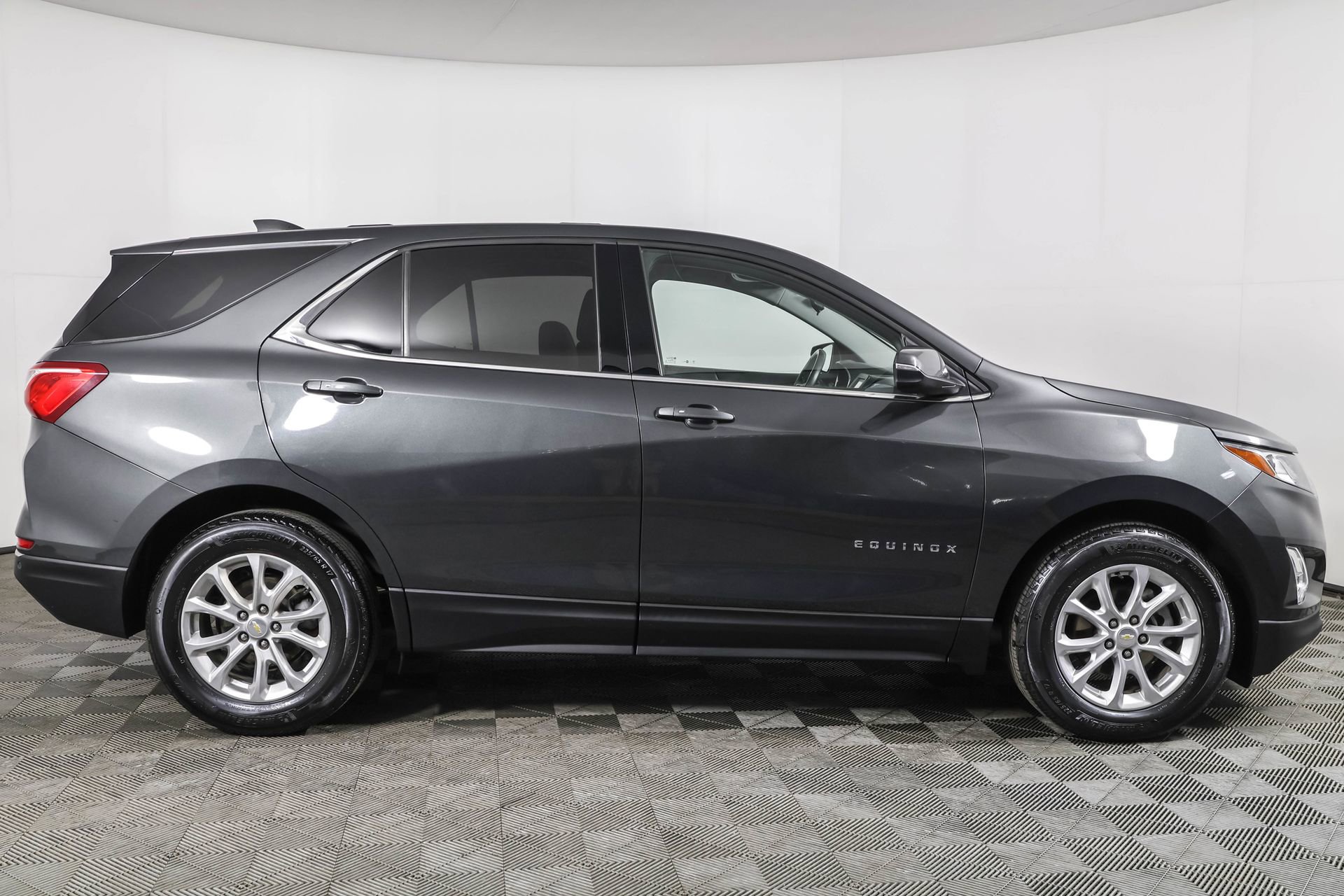 2018 Chevrolet Equinox LT photo 2