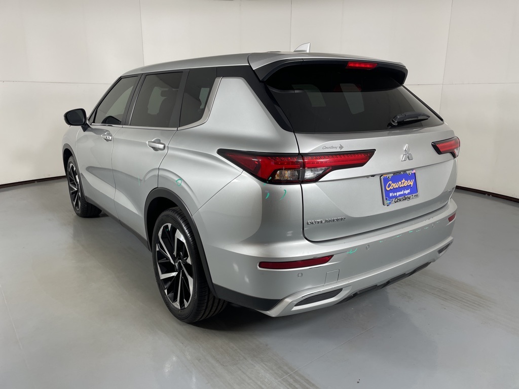 2024 Mitsubishi Outlander SE photo 3