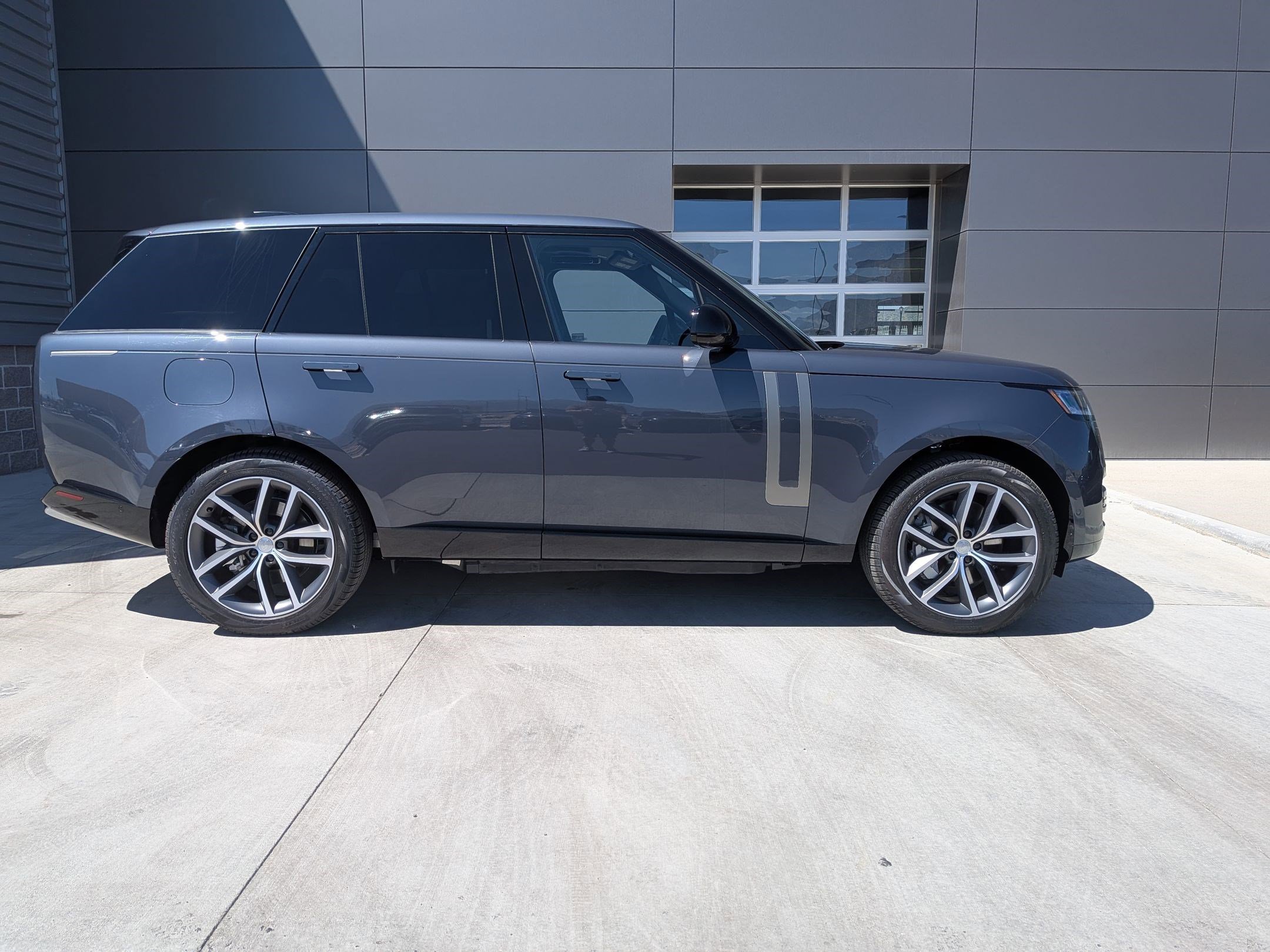 2025 Land Rover Range Rover SE photo 7