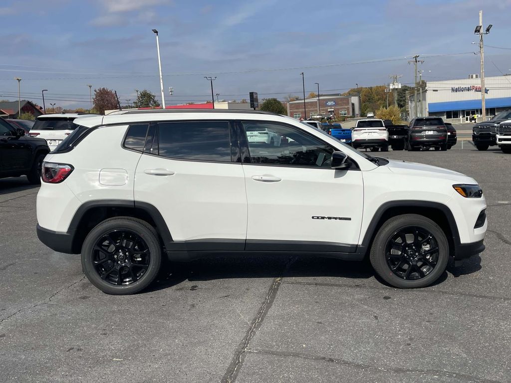 2026 Jeep Compass Latitude Altitude photo 3
