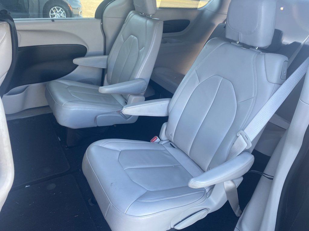 2017 Chrysler Pacifica Touring L photo 5