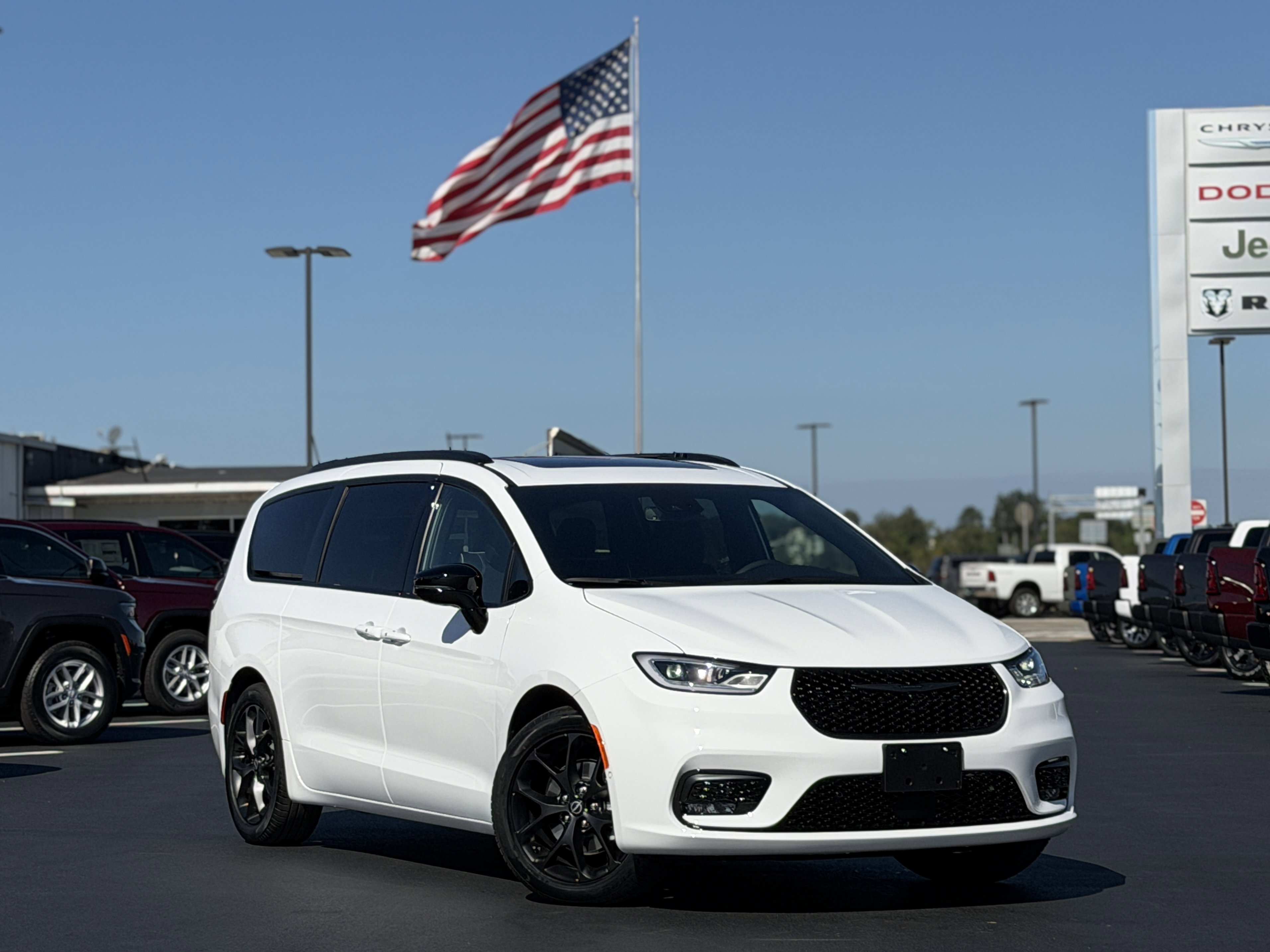 2026 Chrysler Pacifica Limited's photo