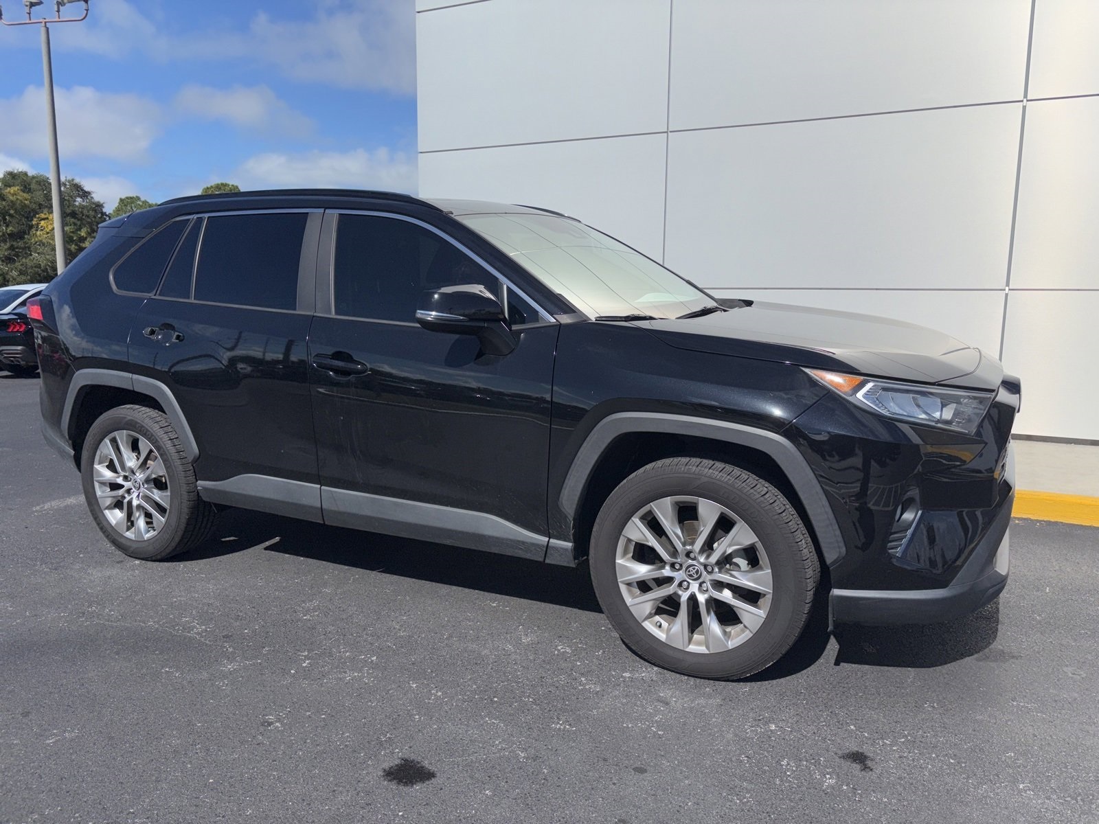2021 Toyota RAV4 XLE Premium photo 2