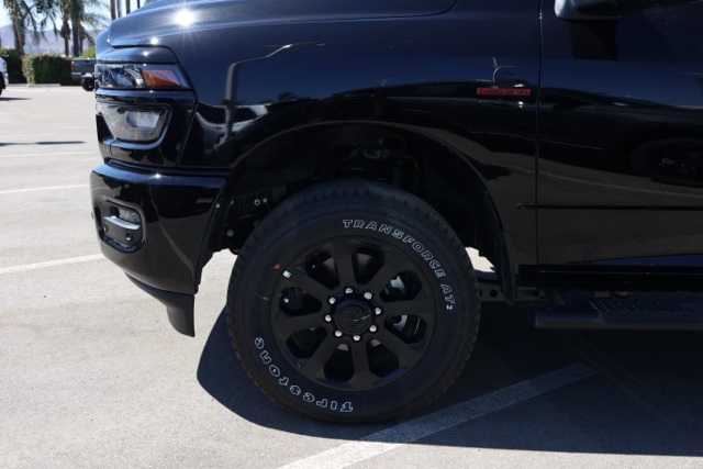 New 2026 Diamond Black Crystal Pearl-Coat Exterior Paint RAM Tradesman image 10