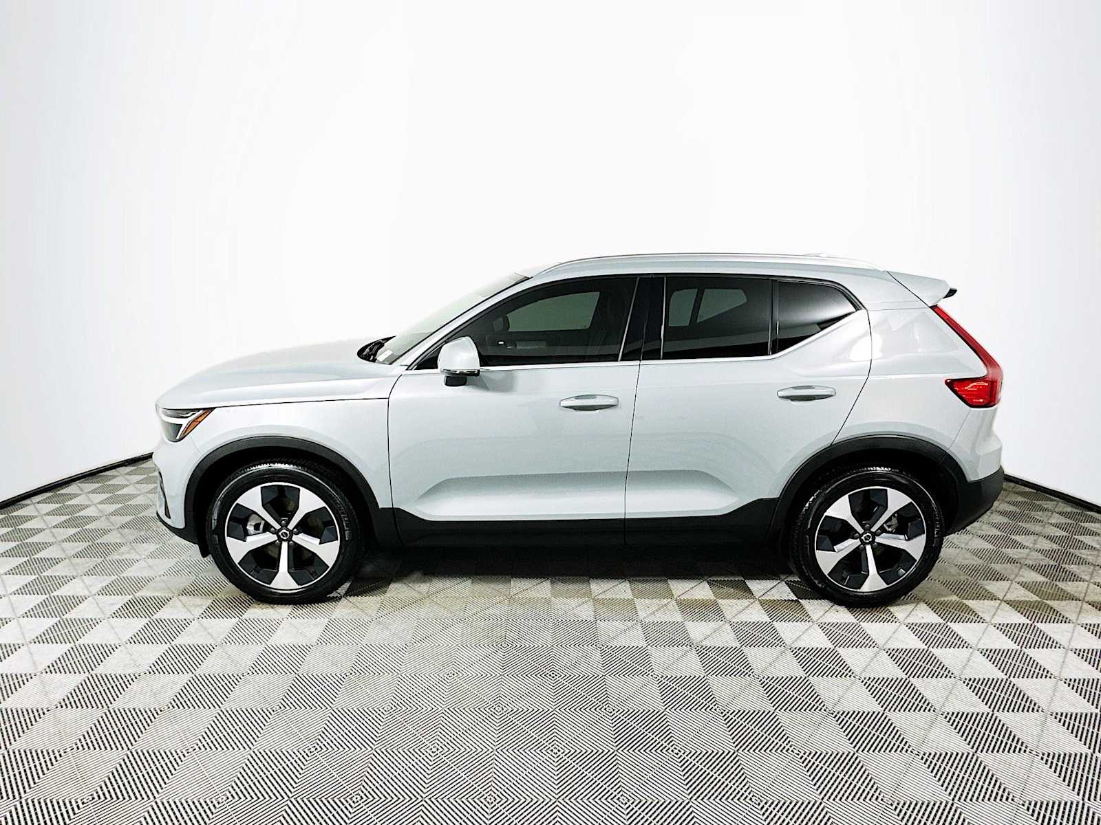 2025 Volvo XC40 AWD Core photo 4