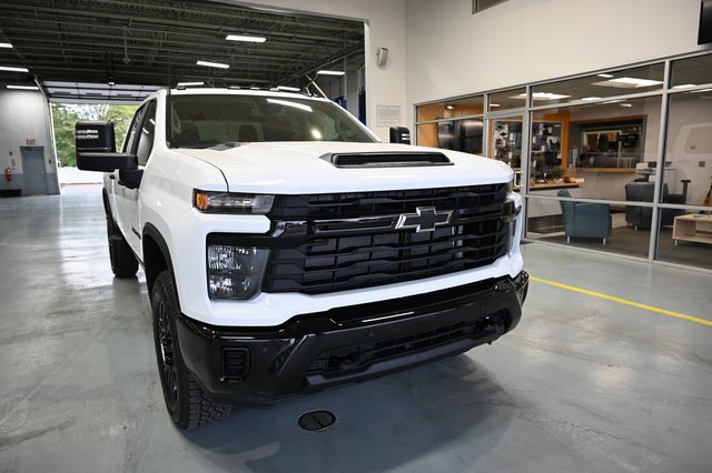 2026 Chevrolet Silverado 2500HD Custom photo 3