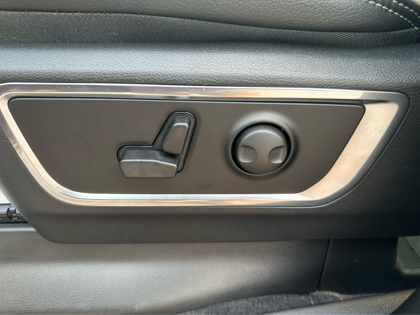 2026 Ram 1500 Laramie photo 14