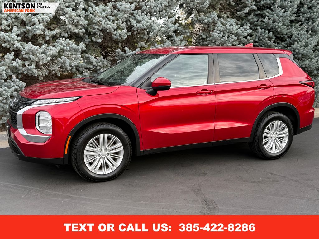 2023 Mitsubishi Outlander ES's photo