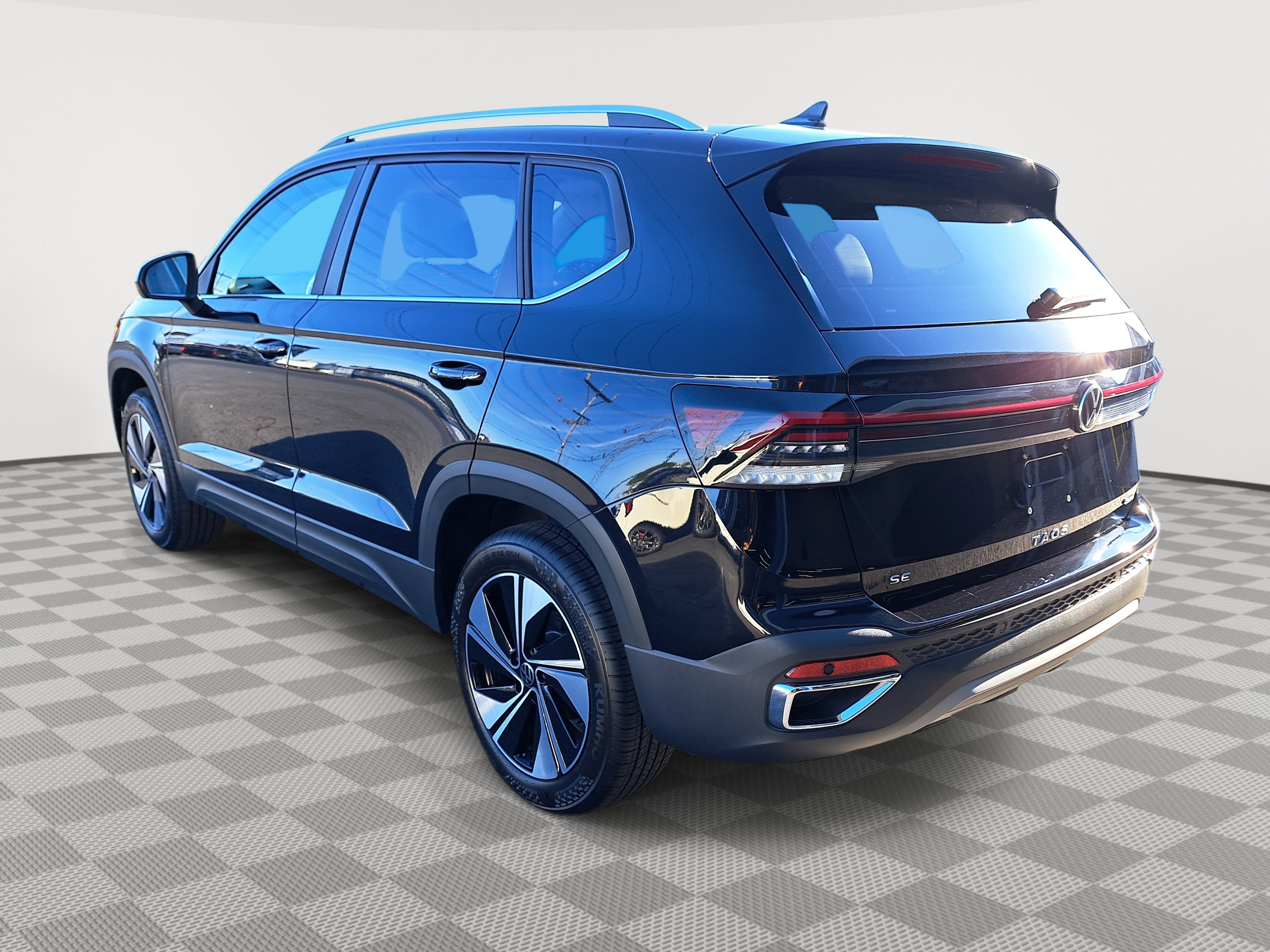 2025 Volkswagen Taos SE photo 4