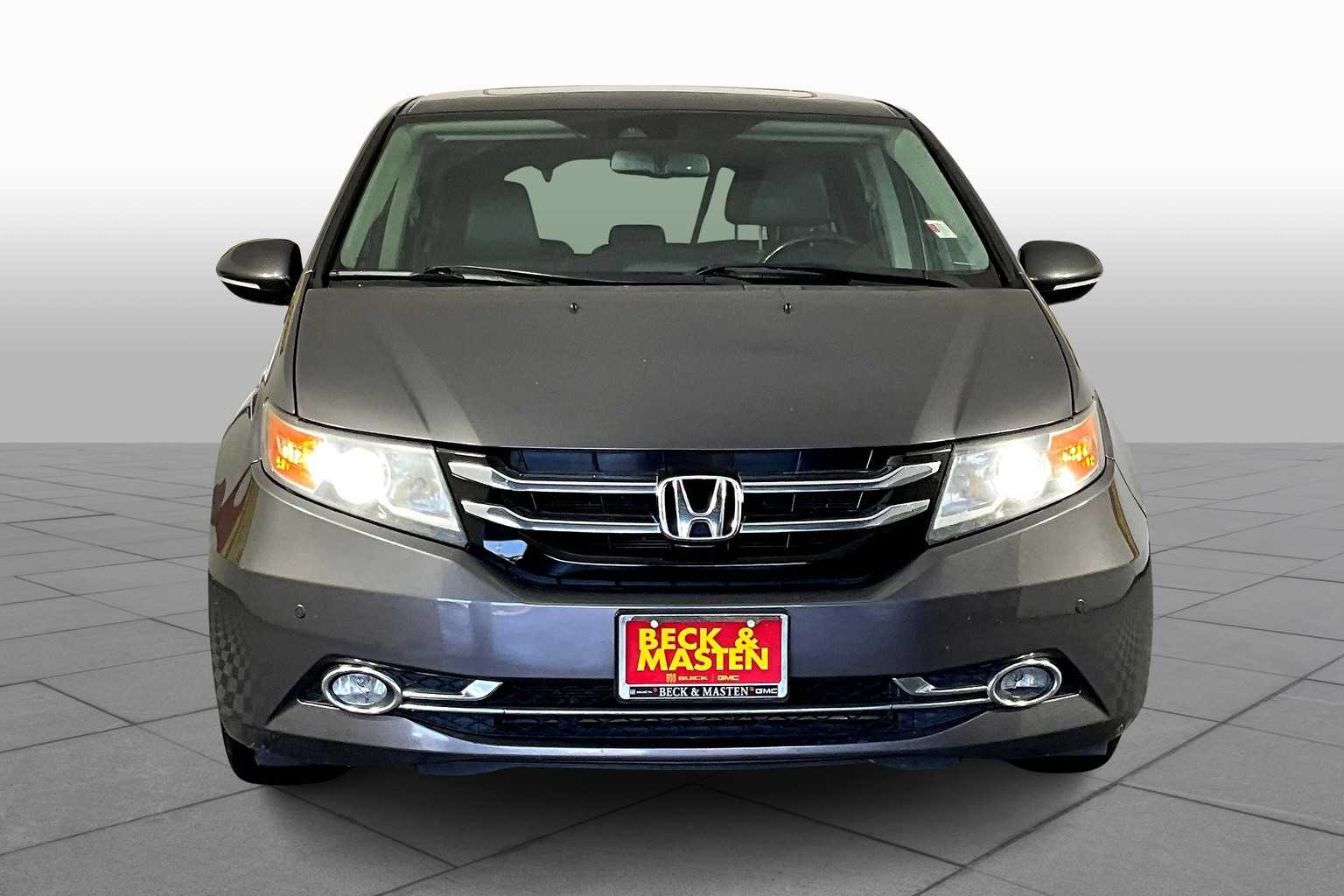 2016 Honda Odyssey Touring Elite photo 3