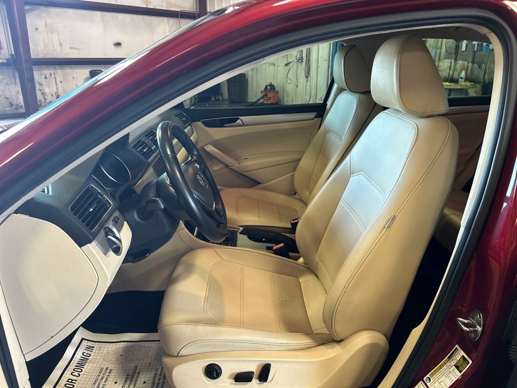 2019 Volkswagen Passat 2.0T Wolfsburg Edition photo 14
