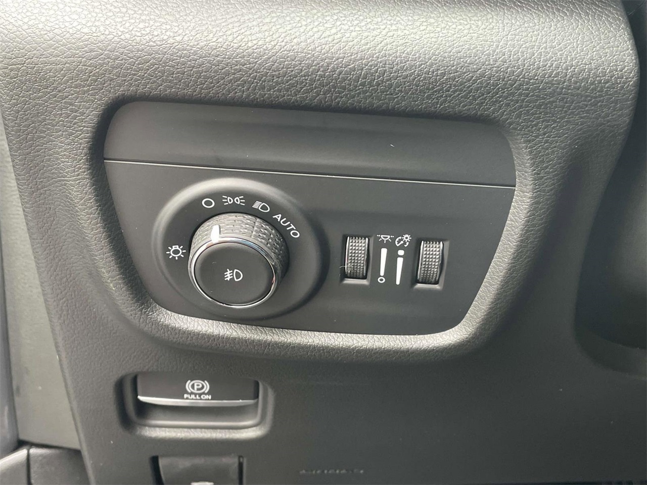 2025 Jeep Grand Cherokee Limited photo 2