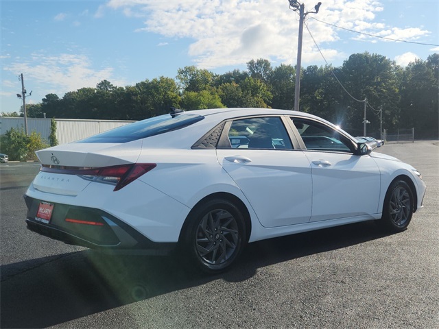 2024 Hyundai Elantra SEL photo 3