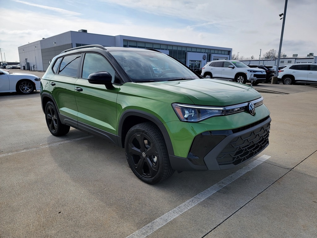 2026 Volkswagen Taos SE Black's photo