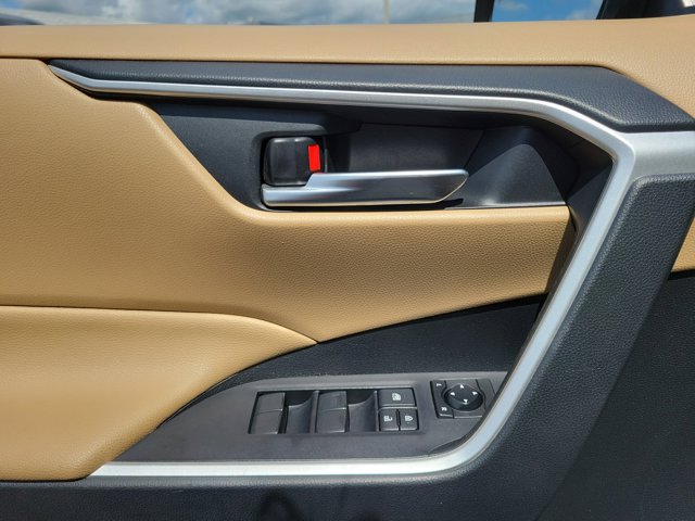 2019 Toyota RAV4 XLE photo 17