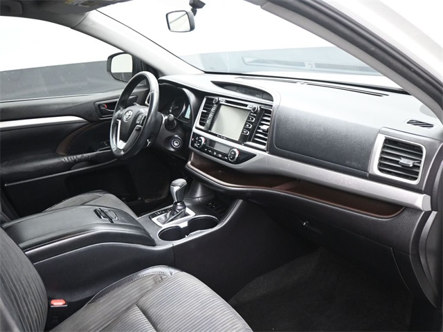 2016 Toyota Highlander LE photo 13