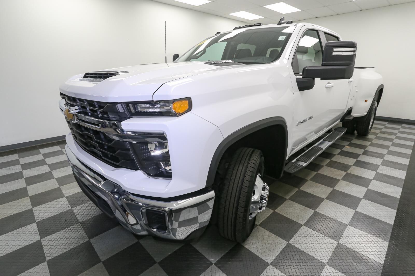 2024 Chevrolet Silverado 3500HD LT photo 4