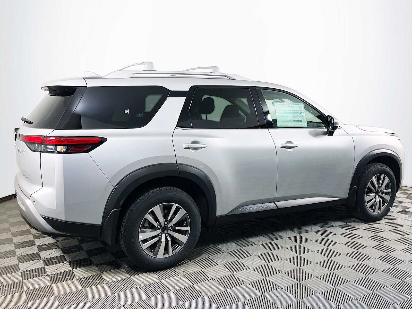 2025 Nissan Pathfinder SL photo 2