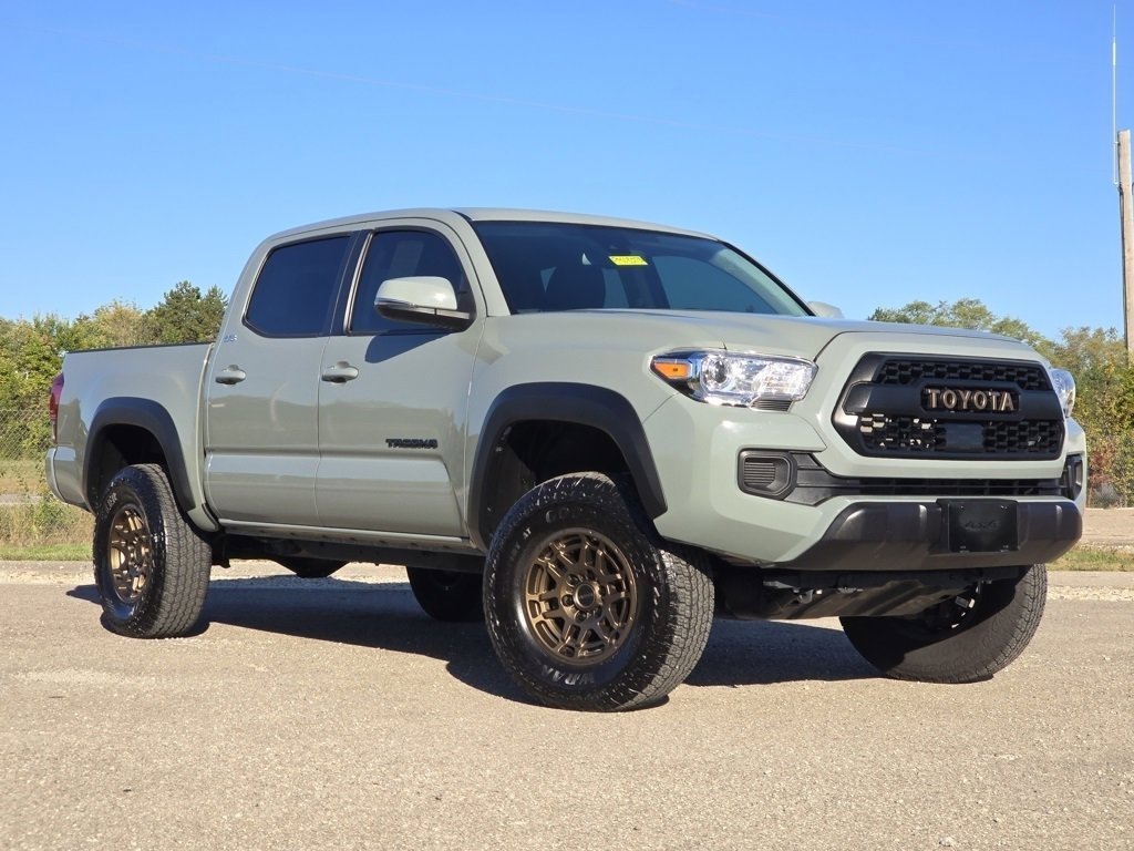2023 Toyota Tacoma 4x4 photo 2