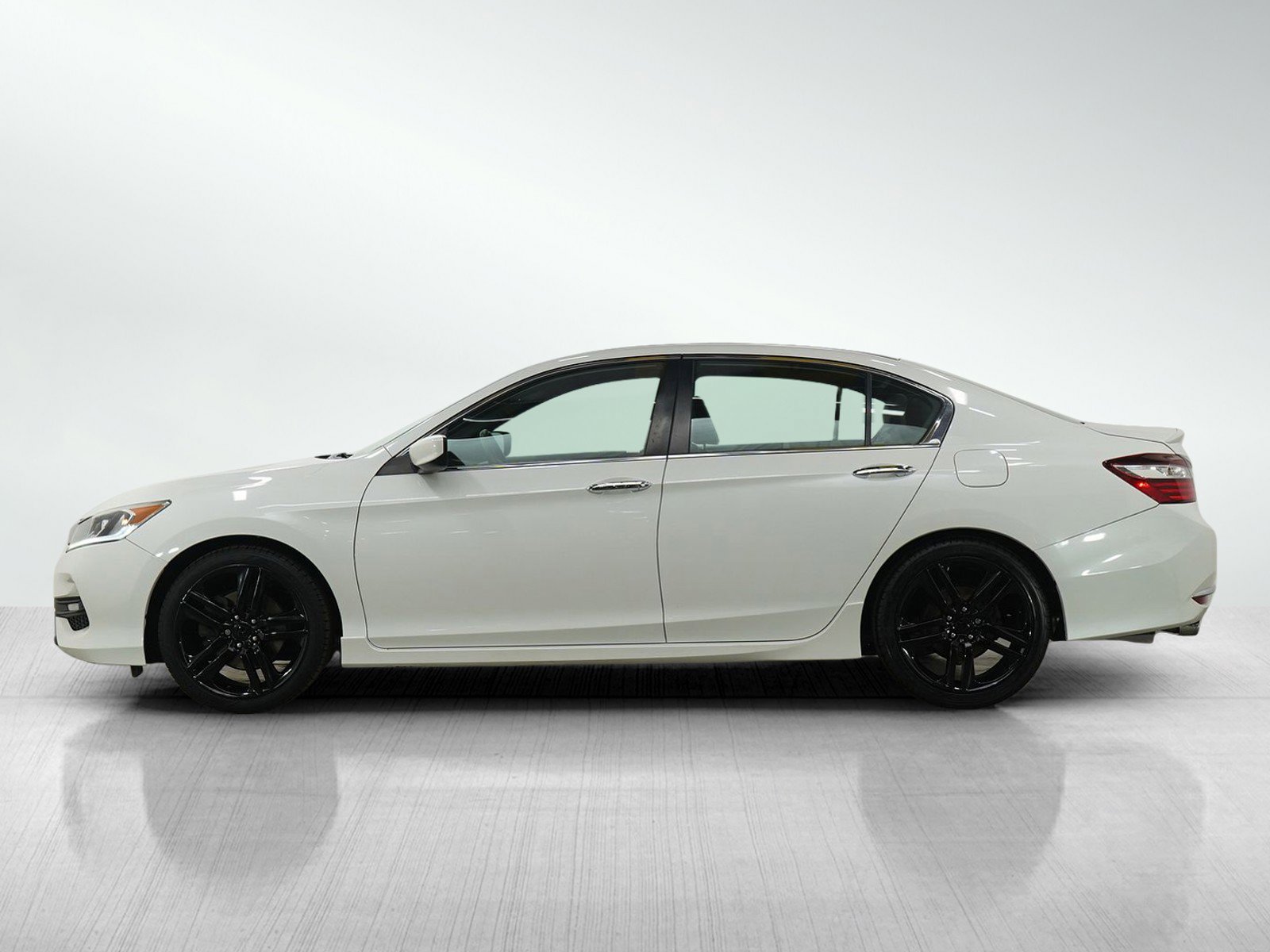 Used 2017 Honda Accord Sport SE with VIN 1HGCR2F18HA284080 for sale in Roseville, Minnesota