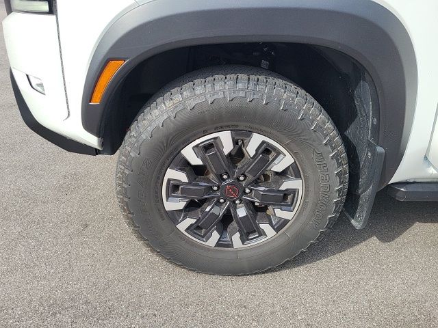 2022 Nissan Frontier Crew Cab photo 12