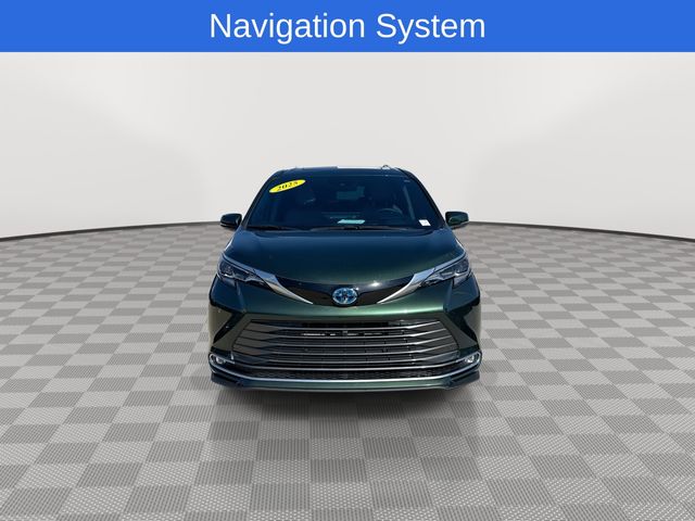 2025 Toyota Sienna Platinum photo 3