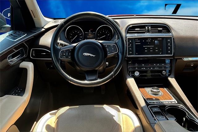 2017 Jaguar F-PACE Prestige photo 5