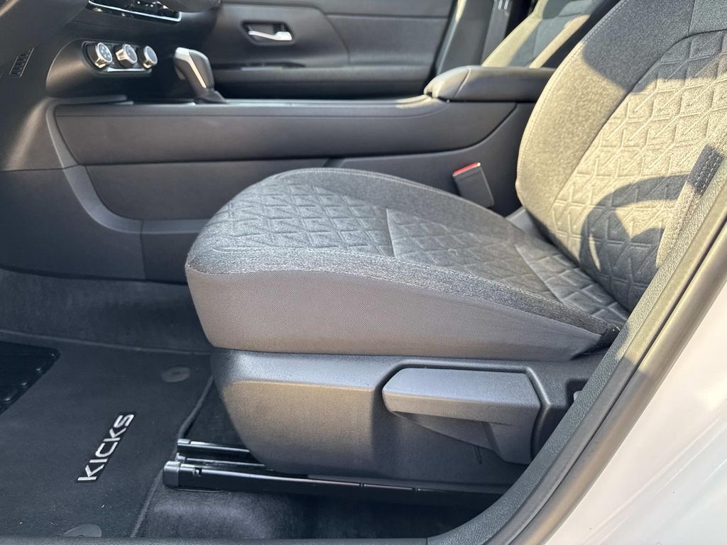 2025 Nissan Kicks SV photo 15