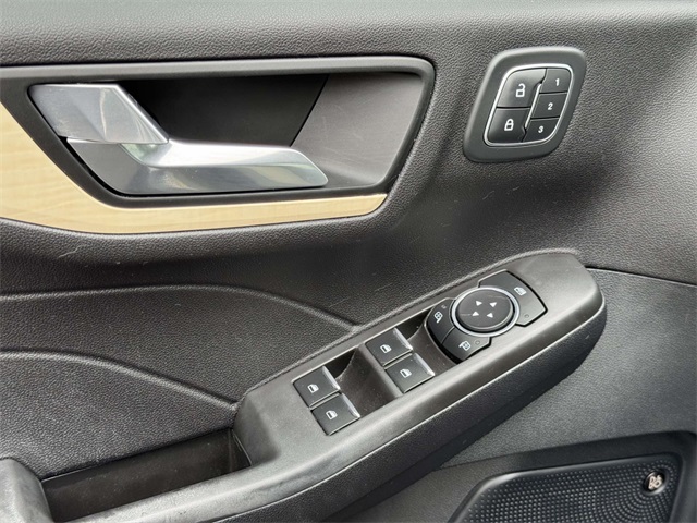 2021 Ford Escape Titanium Hybrid photo 25
