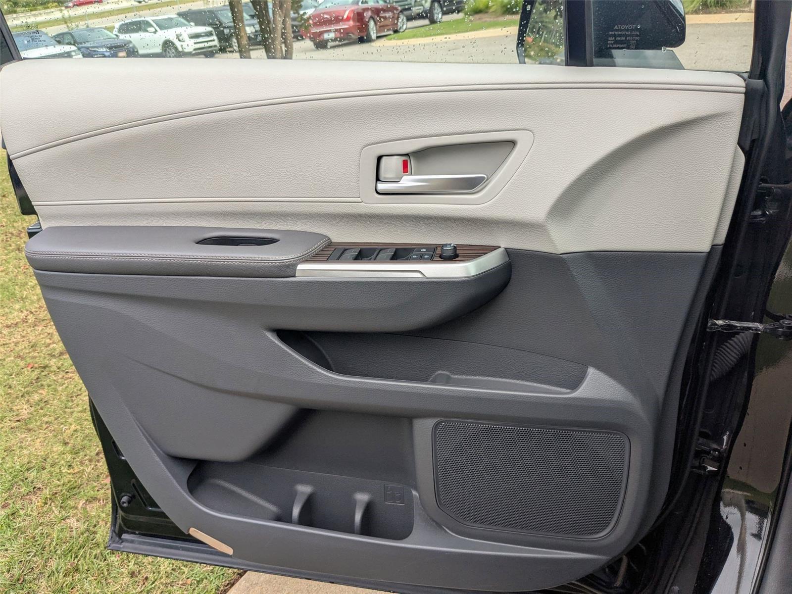 2021 Toyota Sienna XLE photo 10