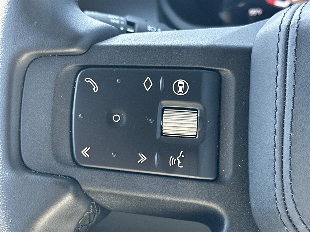 2025 Land Rover Defender 110 photo 15