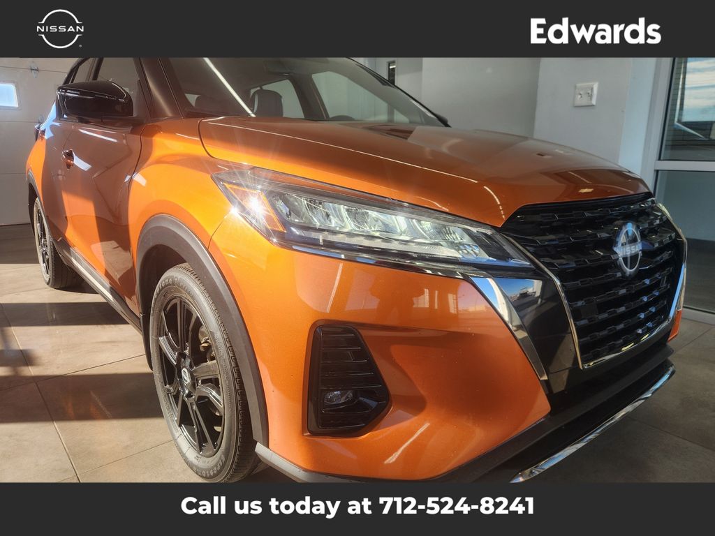 2023 Nissan Kicks SR photo 2