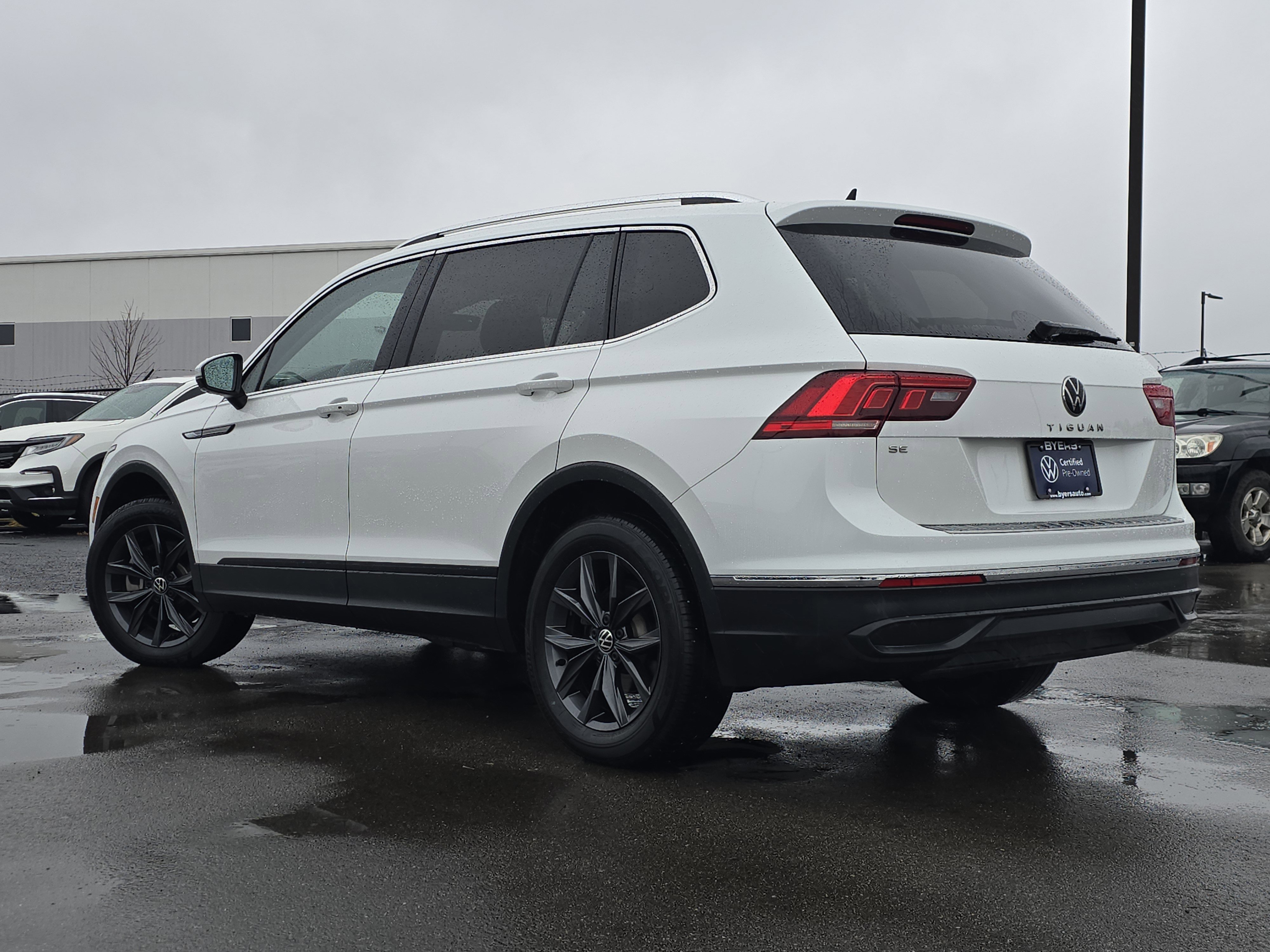 2023 Volkswagen Tiguan SE photo 2