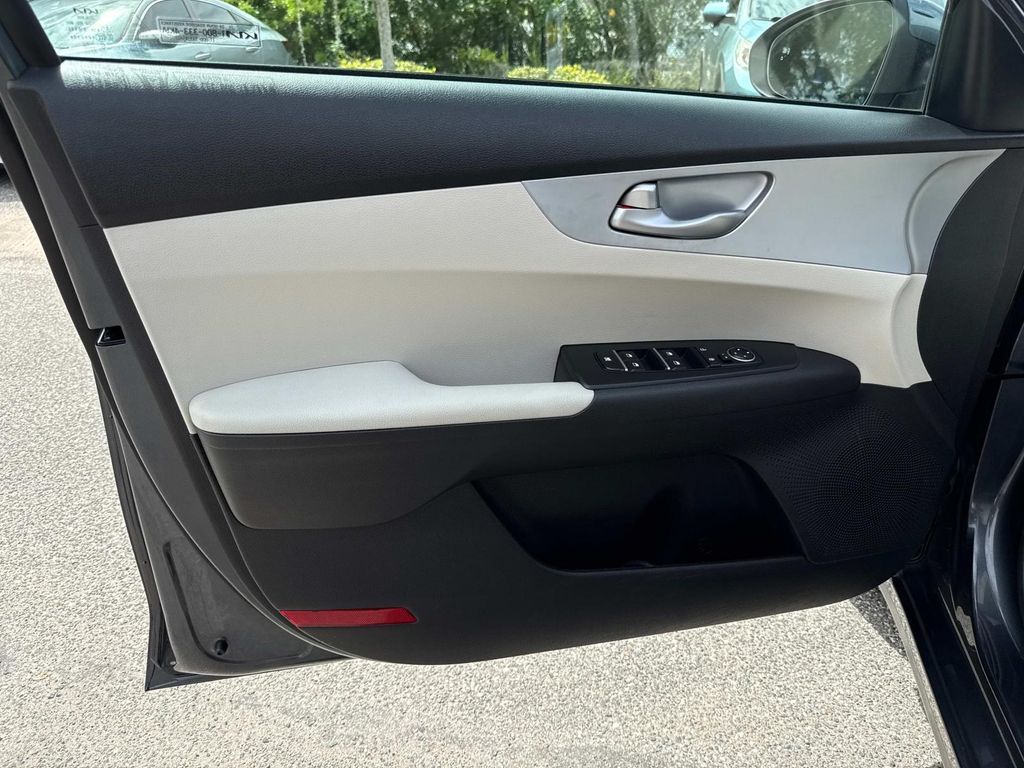 2022 Kia Forte LXS photo 17