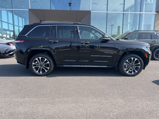 2023 Jeep Grand Cherokee Overland photo 2
