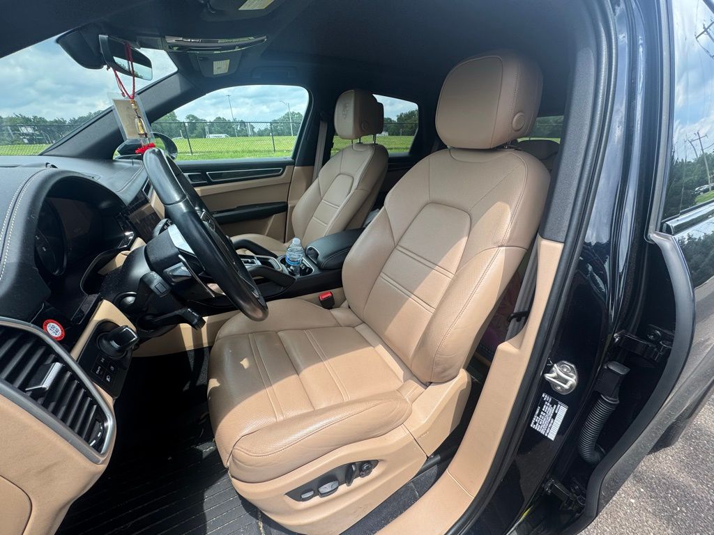 2023 Porsche Cayenne S Platinum Edition photo 2