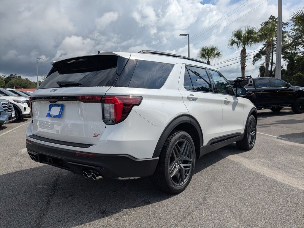 2025 Ford Explorer ST photo 3