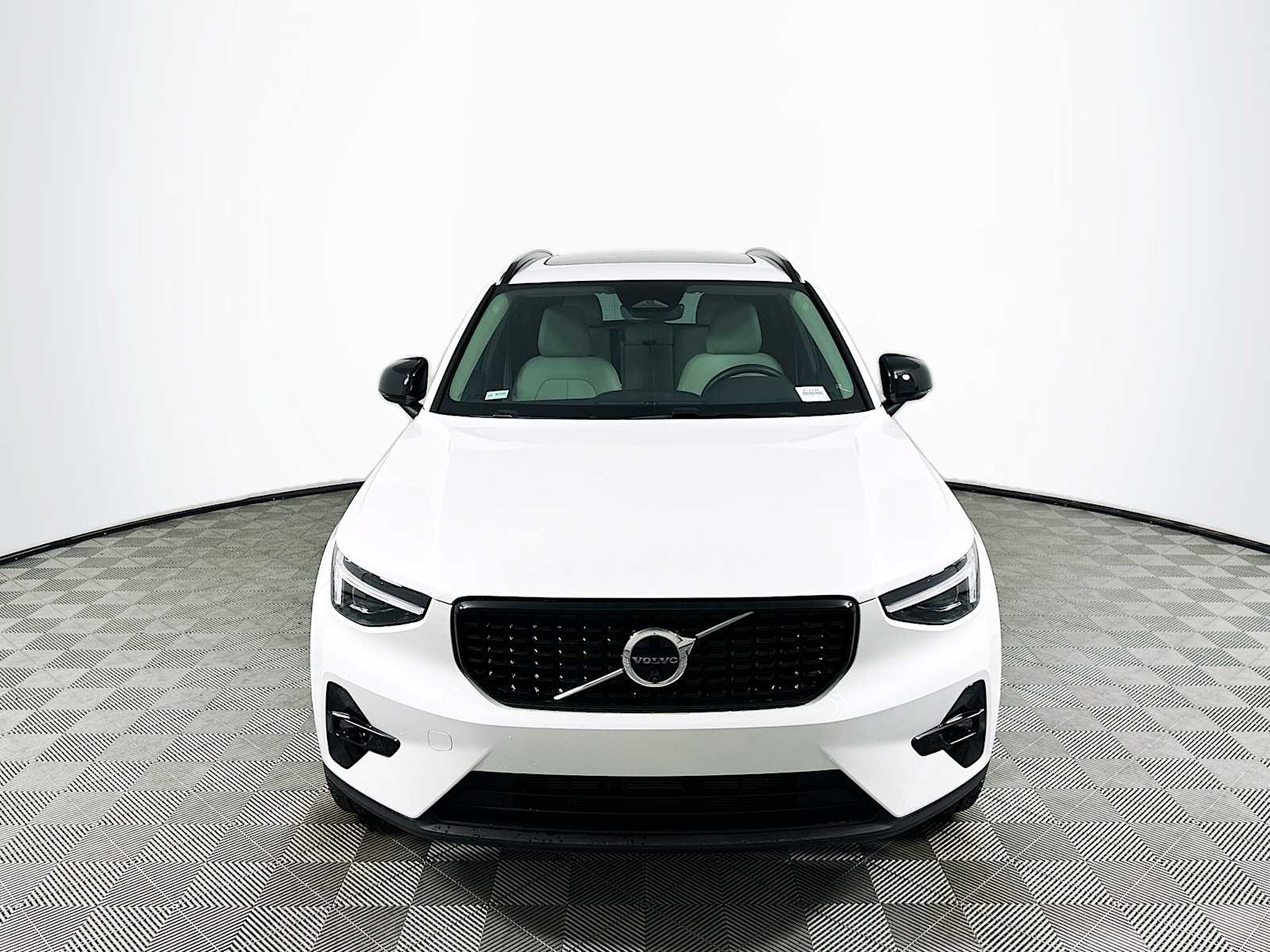 2025 Volvo XC40 AWD Plus photo 2