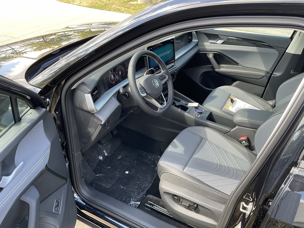 2025 Volkswagen Tiguan SE photo 7