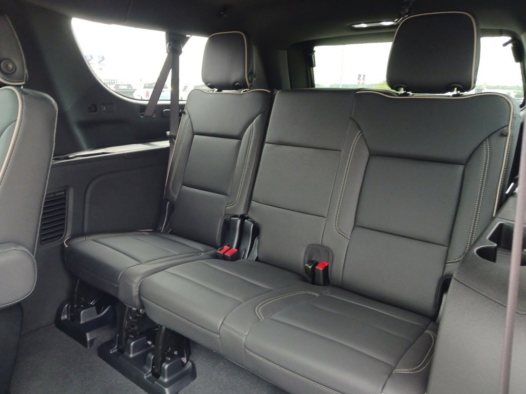 2025 Chevrolet Suburban Premier photo 3