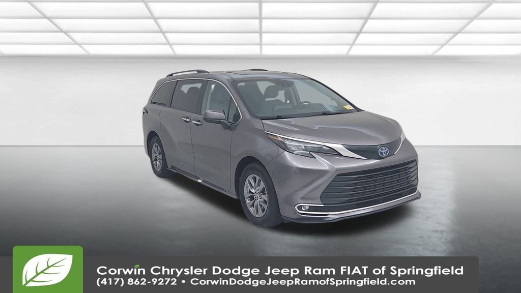 2024 Toyota Sienna XLE photo 3
