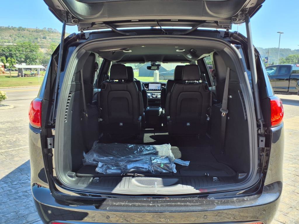 2025 Chrysler Voyager LX photo 7