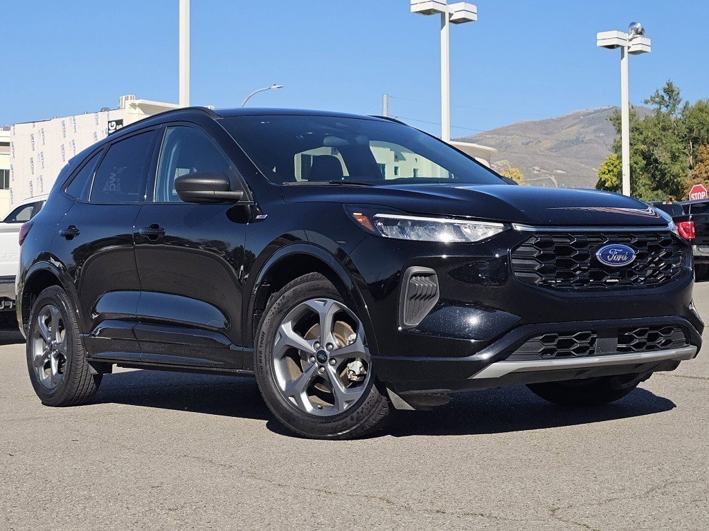 2023 Ford Escape ST-Line photo 2